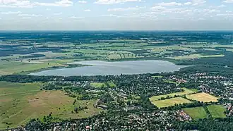 Luchtfoto van Rangsdorf (onder) en de Rangsdorfer See (midden)