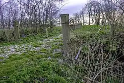 Zelfde ingang (2018). Het kerkhof is duidelijk verwaarloosd.