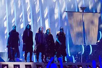 Rasmussen (midden) tijdens het Eurovisiesongfestival 2018