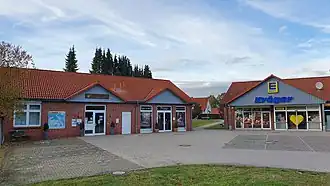 Dorpscentrum Handeloh met het gemeentehuis, de kapper en de supermarkt