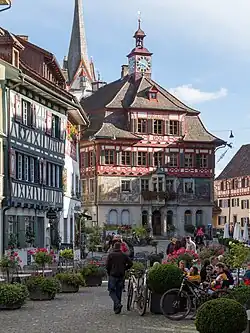 Het plein met het raadhuis