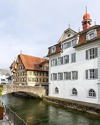 De Sarner Aa stromend door Sarnen, langs het Rathaus en Von Wyl-Haus