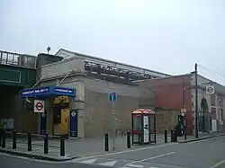 De ingang op straatniveau.