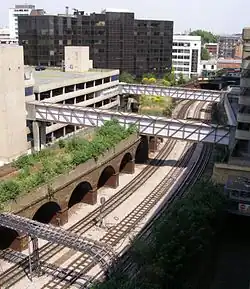 Het viaduct van de vroegere verbindingsboog tussen Ravenscourt Park en Hammersmith.