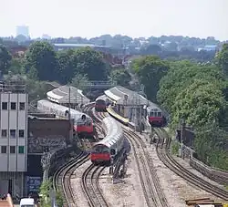 Metrostellen in en rond het station, gezien uit het oosten.