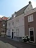 Huis met hoog zadeldak, nokrichting aan nieuwstraat, korte gevel aan de kol
