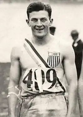 Ray Barbuti na de verovering van de olympische titel op de 4 × 400 m tijdens de OS van 1928 in Amsterdam
