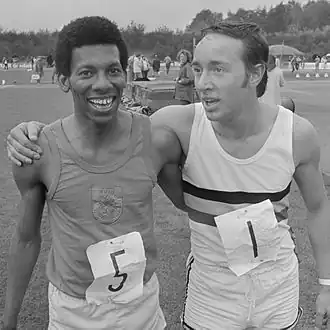 Raymond Heerenveen met Lambert Micha (rechts), één en twee op de 200 m tijdens de interland Nederland-België-West-Duitsland B op Papendal in 1974.