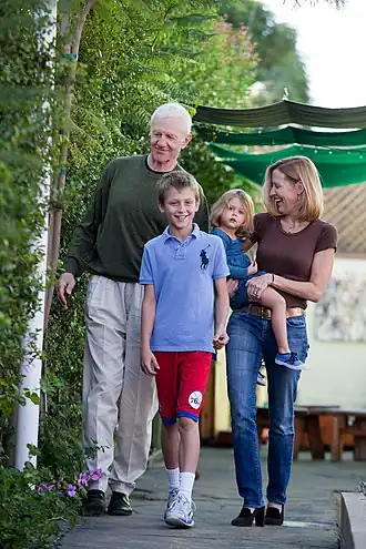Raymond J. Barry met zijn vrouw en kinderen in 2011