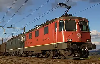 SBB locomotief type Re 4/4 II in treinschakeling met een SBB locomotief type Re 6/6