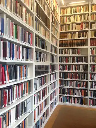 Boekenplanken in de leeszaal