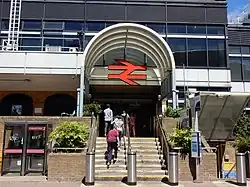 De ingang van de stationshal uit 1989.