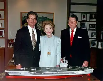 De Reagans met een model van de USS Ronald Reagan (1996)