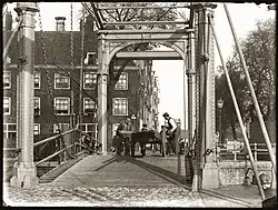 Een nieuwe gietijzeren brug (1897) door Olie