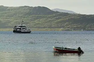 de veerboot tussen Rebbenesøta en Ringvassøya