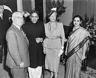 Receptie in Den Haag, met onder andere minister Dirk Stikker (1952)