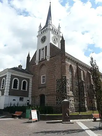 De Brigitta met toren op het Kerkplein in Ommen