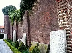 Rechterzijgevel (zuidwand) van de verwoeste Sint-Catharinakerk