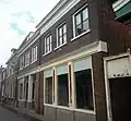 Huis met aan de straat een bakstenen lijstgevel
