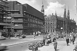 Het gebouw in 1963 samen met het voormalige Hoofdpostkantoor, nu Magna Plaza