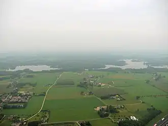 De recreatieplas gezien vanuit het noorden (boven de A1), vanuit een luchtballon.