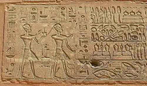 De machtsverhouding is hier duidelijk te zien: Hasjepsoet voorop (rechts) en Thoetmosis III volgend (links) Rode kapel, Karnak