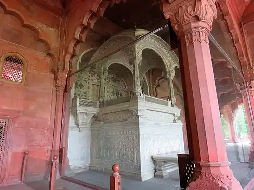 De troon van Sultan Shah Jahan in het Rode fort in Delhi