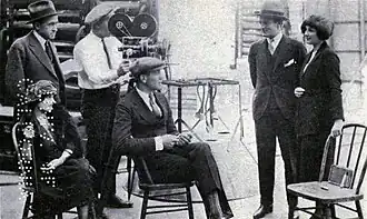 Fleming (zittend) op de set van Red Hot Romance (1921)