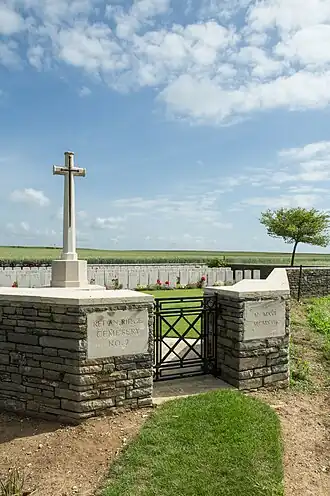 Overzicht met Cross of Sacrifice