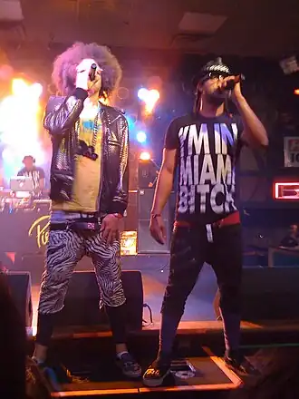 RedFoo (links) en SkyBlu (rechts) op Sunset Strip Festival in 2009