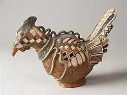 Beeld van fantasievogel met decor van wit-gele kleurvelden en guirlande over de rug (1960)