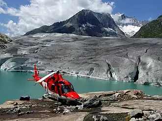 Rega helicopter bij een Hintersee van smeltwater aan de Aletschgletsjer