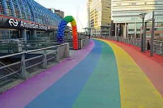 Regenboogpad op de zogeheten passerelle aan de oostzijde van station Amsterdam Sloterdijk
