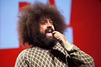Reggie Watts tijdens een optreden in oktober 2011.