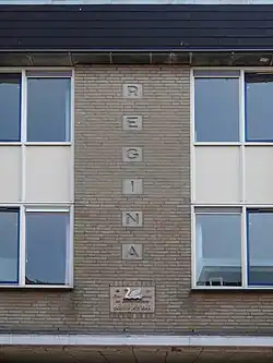 Gevelstenen op de plaats van "Regina" en "De Swaen"