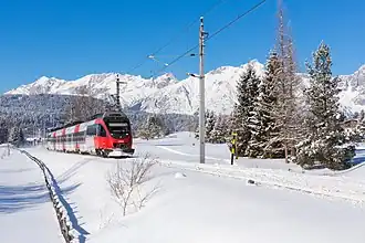 Elektrisch aangedreven trein op de Mittenwaldbahn in het winterlandschap van Beieren.