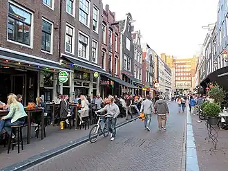 Uitgaanspubliek in de Reguliersdwarsstraat (2016)