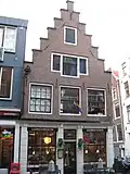 Nr. 31: Lunchroom Downtown, de eerste openlijke homozaak in een pandje met trapgevel uit 1642