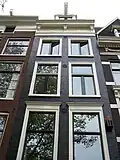 Pand met gevel met vensteromlijstingen