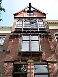 Huis met zeer originele gevel in middeleeuwse trant maar met neorenaissance details