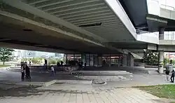 De toegang op het eiland.