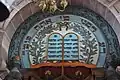 Detail van de bima met een tiengebodenbord in de historische synagoge
