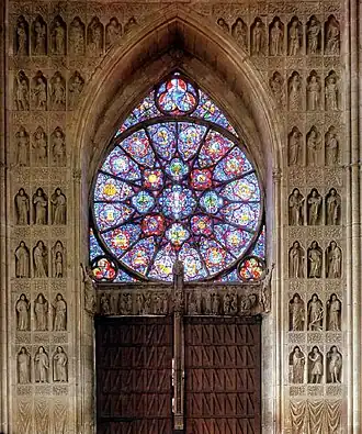 Achterzijde van het hoofdportaal van de westgevel