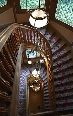 Monumentale trap met luster