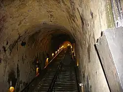 De trap naar de kelders.