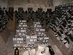 Oude flessen in de kelder.