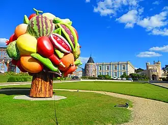 Fruit Tree van Choi Jeong Hwa[14] buiten op het domein