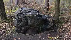 Een maasgrindblok op de site