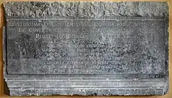 Gedenksteen in het portaal