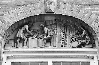 Reliëf boven venster in woonhuis en atelier Van der Geld in Den Bosch
